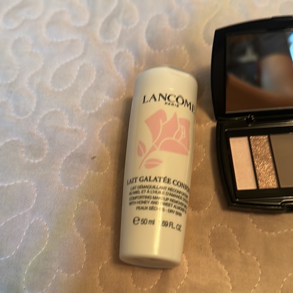 Eyeshadow and Lait Galatee Confort - Picture 2 of 4